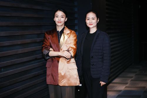 왼쪽부터 서울시무용단 박수정 수석, 홍연지 부수석(서울=연합뉴스) 진연수 기자 = 서울시무용단 박수정 수석단원과 홍연지 부수석단원이 지난 14일 서울 종로구 세종문화회관 S씨어터에서 인터뷰에 앞서 포즈를 취하고 있다. 2023.12.15   jin90@yna.co.kr