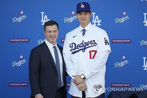 앤드루 프리드먼 다저스 사장과 오타니[AP=연합뉴스]