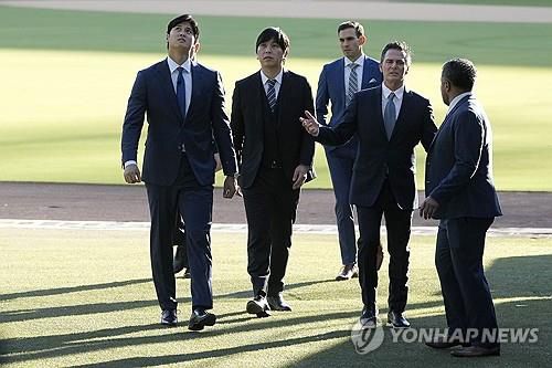 다저스타디움 둘러보는 오타니(왼쪽)[AP=연합뉴스]