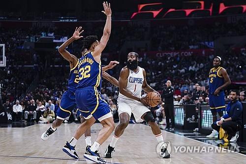 클리퍼스의 하든(오른쪽) 막으려는 골든스테이트 선수들[AP=연합뉴스]