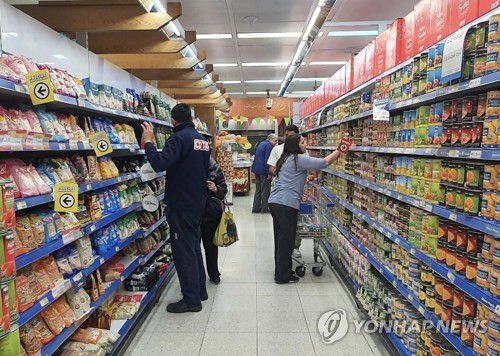 아르헨티나 부에노스아이레스 한 대형 마트에서 물건 고르는 주민[연합뉴스 자료사진. 재판매 및 DB 금지]