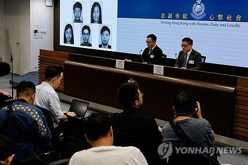 기자회견하는 홍콩 경찰(로이터=연합뉴스) 홍콩 경찰이 지난 14일 저녁 기자회견을 열고 해외 도피 민주활동가 5명에 대해 국가보안법 위반 혐의로 현상금을 내걸었다고 밝혔다. 2023.12.15.