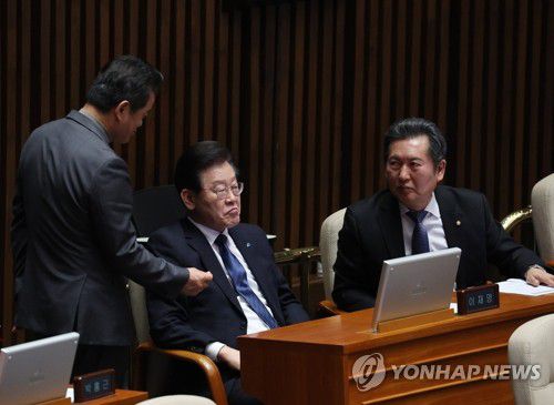 대화하는 이재명 대표더불어민주당 이재명 대표가 2월 27일 오후 국회에서 열린 본회의에서 본인의 체포동의안 상정에 대한 신상발언을 마친 뒤 민주당 의원들과 대화하고 있다. [연합뉴스 자료사진]