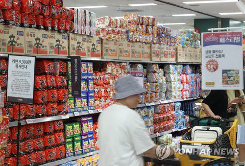 신라면 950원·새우깡 1천400원으로 인하(서울=연합뉴스) 류효림 기자 = 농심이 지난 1일부터 신라면과 새우깡 가격을 내렸고, 삼양식품도 삼양라면과 짜짜로니 등 12개 제품의 가격을 순차적으로 인하한다. 사진은 2일 서울 시내 대형마트에 라면 판매대 모습. 2023.7.2 ryousanta@yna.co.kr