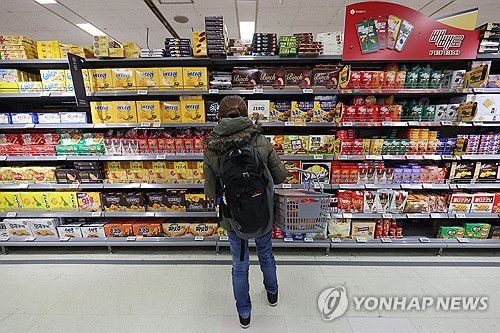 고물가 속 과자 고르기(서울=연합뉴스) 신현우 기자 = 14일 오후 서울 시내 한 대형마트에서 시민이 과자류를 살피고 있다.     정부는 스낵 과자, 라면, 빵, 우유 등 가공식품 가격을 일일 감시 대상에 포함한 바 있다. 스낵 과자 물가는 1년 전보다 0.9% 내렸지만 2년 전보다 12.7% 높다. 2023.11.14 nowwego@yna.co.kr