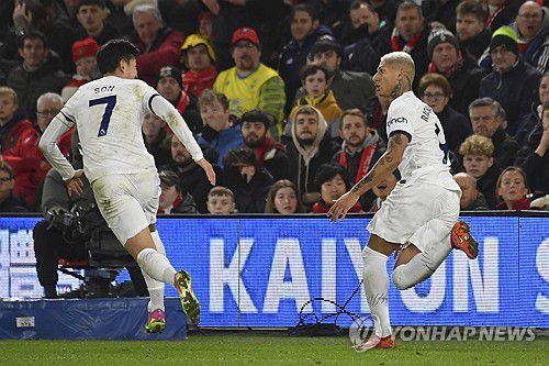 골 넣고 좋아하는 히샤를리송과 손흥민[AP=연합뉴스]