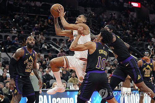 슛 시도하는 데빈 바셀[AP=연합뉴스]