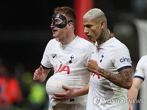 선제 결승골 넣은 히샤를리송(오른쪽)과 추가골 넣은 쿨루세브스키[로이터=연합뉴스]