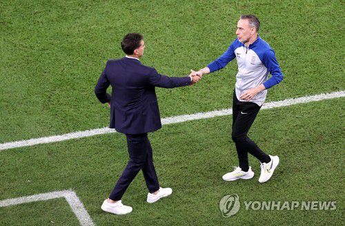 파울루 벤투(오른쪽) 전 한국 대표팀 감독과 디에고 알론소 전 우루과이 대표팀 감독 [EPA=연합뉴스 자료사진]