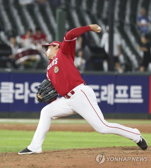 역투하는 SSG 임준섭(부산=연합뉴스) 강덕철 기자 = 17일 부산 사직야구장에서 열린 프로야구 SSG 랜더스와 롯데 자이언츠의 경기. 5회 SSG 임준섭이 역투하고 있다. 2023.8.17 kangdcc@yna.co.kr