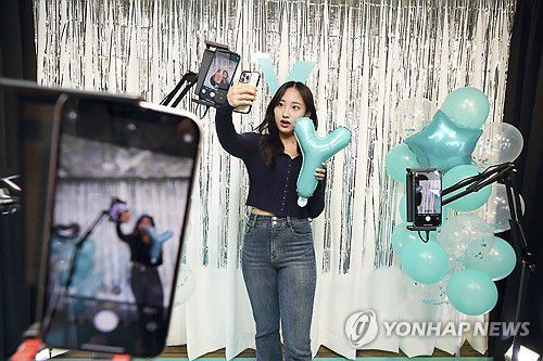 KT, 대학 축제 컨셉의 팝업 'Y캠퍼스 대동제' 운영(서울=연합뉴스) KT가 대학 축제 컨셉의 'Y캠퍼스 대동제' 팝업스토어를 오는 15일까지 서울 마포구 와우산로82에서 운영한다고 9일 밝혔다. 사진은 팝업스토어를 체험하는 모습. 2023.10.9 [KT 제공. 재판매 및 DB 금지] photo@yna.co.kr