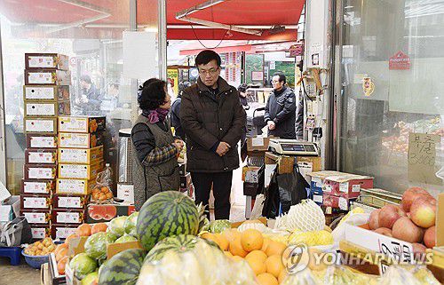 최상목 경제부총리 후보자, 독립문 영천시장 방문(서울=연합뉴스) 최상목 경제부총리 후보자가 13일 서울 서대문구 독립문 영천시장을 방문해 시장 상인의 애로사항을 청취하고 있다. 2023.12.13 [기획재정부 제공. 재판매 및 DB 금지] photo@yna.co.kr