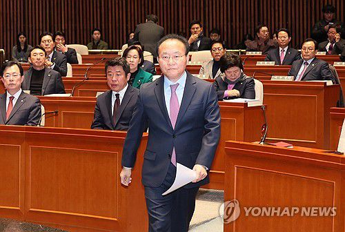 발언대 향하는 윤재옥 당 대표 권한대행(서울=연합뉴스) 이정훈 기자 = 국민의힘 윤재옥 당 대표 권한대행이 15일 오전 국회에서 열린 비상의원총회에서 발언대로 향하고 있다. 2023.12.15 uwg806@yna.co.kr