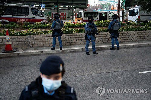 지미 라이 재판에 경계 강화 (EPA=연합뉴스) 18일 홍콩 반중 매체 빈과일보 사주 지미 라이의 국가보안법 재판이 열리는 홍콩 서구룡 법원 앞에 배치된 경찰들. 2023.12.18.