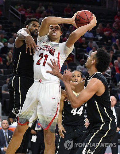 공을 잡고 있는 커맨치[AFP=연합뉴스]