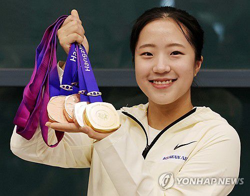 메달들어보이는 신유빈(영종도=연합뉴스) 김주성 기자 = 2022 항저우 아시안게임 여자 복식에서 전지희와 함께 21년 만의 대회 금메달을 딴 신유빈이 8일 오후 인천국제공항을 통해 귀국해 취재진과의 인터뷰를 마친 뒤 메달을 들고 포즈를 취하고 있다.     신유빈은 복식 금메달을 비롯해 여자 단체전·여자 단식·혼합복식에서 3개의 동메달을 획득했다. 2023.10.8 utzza@yna.co.kr