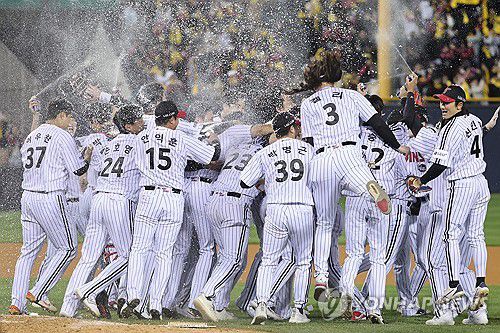 LG 트윈스, 한국시리즈 우승(서울=연합뉴스) 신현우 기자 = 13일 서울 잠실야구장에서 열린 2023 KBO 한국시리즈 5차전 kt wiz와 LG 트윈스의 경기에서 kt를 6-2로 꺾고 우승을 차지한 LG 선수들이 그라운드에서 기뻐하고 있다. 2023.11.13 nowwego@yna.co.kr