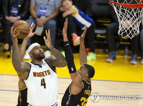 덴버 너기츠 시절의 드마커스 커즌스(왼쪽)[EPA=연합뉴스. 자료사진]