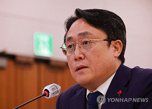 의원 질의에 답하는 강도형 해수부 장관 후보자(서울=연합뉴스) 한종찬 기자 = 강도형 해양수산부 장관 후보자가 19일 오전 국회에서 열린 인사청문회에서 의원 질의에 답하고 있다. 2023.12.19 saba@yna.co.kr