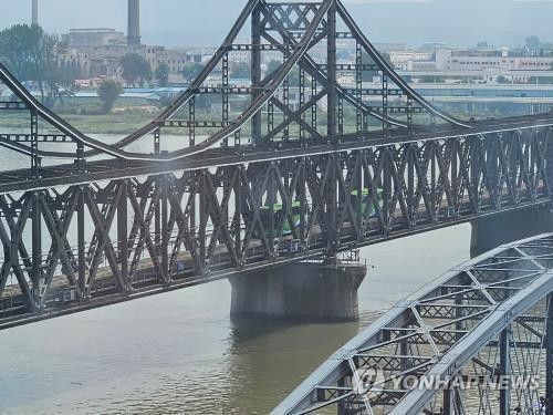 2023년 8월 북한 신의주에서 중국 단둥으로 가는 버스들[촬영 정성조]