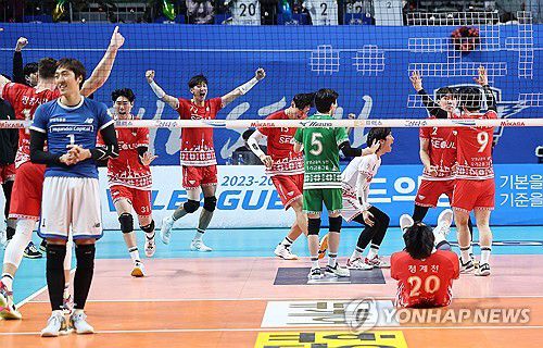 우리카드, 5세트 접전 끝 승리(서울=연합뉴스) 류영석 기자 = 20일 서울 장충체육관에서 열린 프로배구 V리그 남자부 우리카드와 현대캐피탈의 경기.     우리카드 선수들이 승리 후 환호하고 있다. 2023.12.20 onodol@yna.co.kr