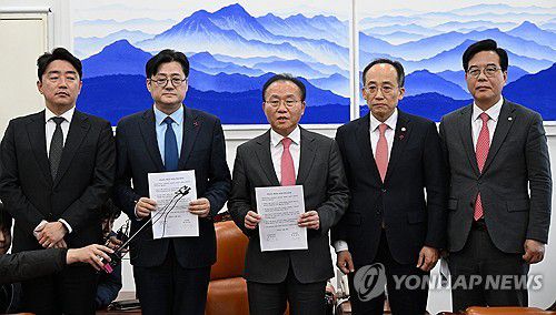 여야 예산 최종 합의(서울=연합뉴스) 한종찬 기자 = 국민의힘 윤재옥 당대표 권한대행과 더불어민주당 홍익표 원내대표 등이 20일 오후 국회 운영위원장실에서 2024년도 예산에 대한 최종 합의문을 발표하고 있다. 왼쪽부터 더불어민주당 강훈식 예결위 간사, 홍익표 원내대표, 국민의힘 윤재옥 당 대표 권한대행, 추경호 경제부총리, 국민의힘 송언석 예결위 간사. 2023.12.20 [공동취재] saba@yna.co.kr