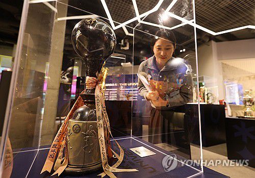 K리그 40년의 기록(서울=연합뉴스) 류효림 기자 = 21일 서울 영등포구 영등포아트스퀘어에서 열린 K리그 40주년 기념 전시회 'THE UNIVERSE' 언론시사회에서 참석자들이 전시물을 살펴보고 있다. 2023.12.21 ryousanta@yna.co.kr