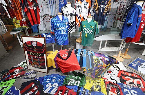 유니폼으로 보는 K리그의 역사(서울=연합뉴스) 류효림 기자 = 21일 서울 영등포구 영등포아트스퀘어에서 열린 K리그 40주년 기념 전시회 'THE UNIVERSE' 언론시사회에서 참석자들이 전시물을 살펴보고 있다. 2023.12.21 ryousanta@yna.co.kr