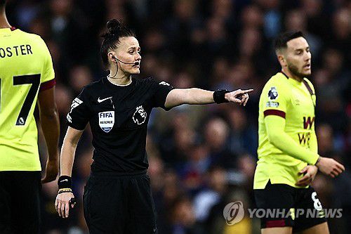 풀럼-번리의 경기 주심으로 나선 레베카 웰치 심판[AFP=연합뉴스]