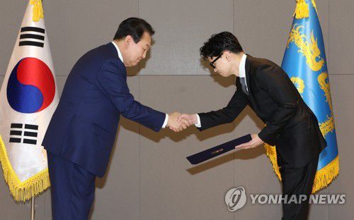 한동훈 법무부 장관에 임명장 수여하는 윤석열 대통령(세종=연합뉴스) 서명곤 기자 = 윤석열 대통령이 26일 오전 세종시 정부세종청사에서 열린 국무위원 임명장 수여식에서 한동훈 법무부 장관에게 임명장을 수여하고 있다. 2022.5.26 seephoto@yna.co.kr