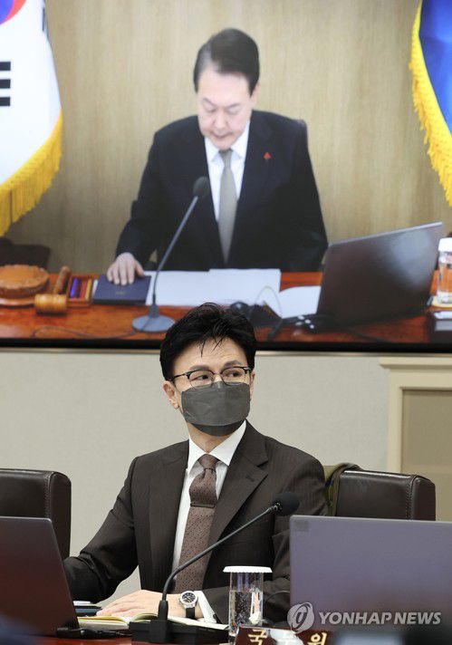 윤 대통령 발언 듣는 한동훈 법무장관(서울=연합뉴스) 임헌정 기자 = 사진은 지난해 12월 27일 서울 용산 대통령실 청사에서 열린 국무회의에서 한동훈 당시 법무부 장관이 윤석열 대통령의 발언을 경청하고 있는 모습. 2022.12.27 kane@yna.co.kr