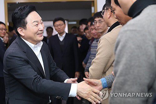 직원들과 악수하는 원희룡 장관(서울=연합뉴스) 원희룡 국토교통부 장관이 지난 22일 국토교통부 청사를 방문해 직원들과 악수하고 있다.     이날 원 장관은 직접 작성한 이임 서한문을 국토부 직원들에게 전달했다. 2023.12.22 [국토교통부 제공. 재판매 및 DB 금지] photo@yna.co.kr