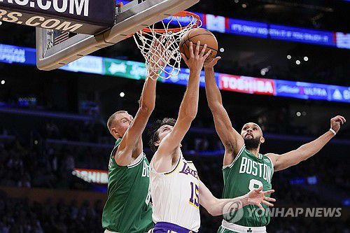 오스틴 리브스의 슛을 저지하는 크리스탑스 포르진기스와 데릭 화이트[AP=연합뉴스]