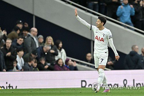 팬들에게 손을 흔드는 손흥민[EPA=연합뉴스]