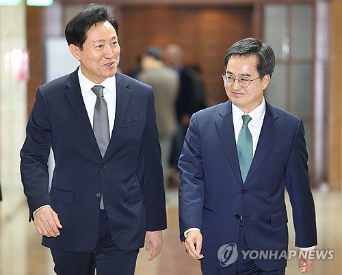 서울-경기-인천 3차 회동 참석하는 오세훈-김동연(서울=연합뉴스) 김도훈 기자 = 오세훈 서울시장과 김동연 경기도지사가 16일 오후 서울 중구 프레스센터에서 열린 서울·경기·인천 단체장 회동 참석을 위해 회의장으로 향하고 있다. 2023.11.16 superdoo82@yna.co.kr