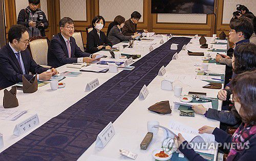 저출산 관련 전문가 간담회(서울=연합뉴스) 황광모 기자 = 이기일 보건복지부 1차관이 15일 오전 서울 종로구 정부서울청사에서 열린 저출산 관련 전문가 시리즈 간담회에서 한국의 인구 문제에 대해 발언하고 있다. 2023.12.15 hkmpooh@yna.co.kr