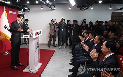 한동훈 비대위원장 수락연설(서울=연합뉴스) 신준희 기자 = 국민의힘 한동훈 비상대책위원장이 26일 여의도 당사에서 열린 취임식에서 수락의 변을 밝히고 있다. 2023.12.26 [공동취재] hama@yna.co.kr