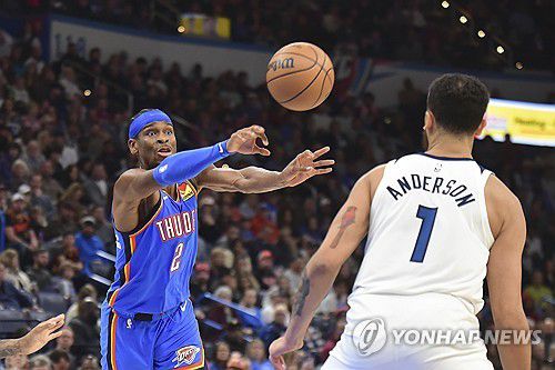 패스하는 샤이 길저스알렉산더[AP=연합뉴스]