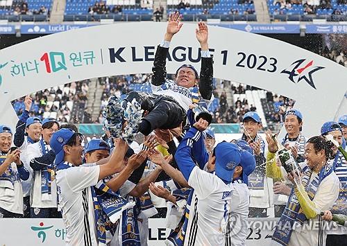 홍명보 감독, 우승 헹가래[연합뉴스 자료사진]