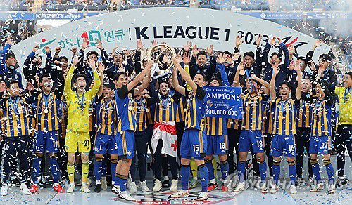 함께 우승컵 들어 올리는 김기희-정승현[연합뉴스 자료사진]