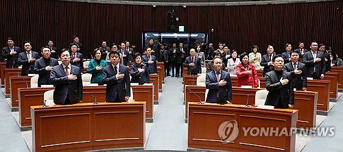 국민의힘 비상의원총회(서울=연합뉴스) 이정훈 기자 = 국민의힘 윤재옥 당대표 권한대행을 비롯한 의원들이 15일 오전 국회에서 열린 비상의원총회에서 국기에 경례하고 있다. 2023.12.15 uwg806@yna.co.kr