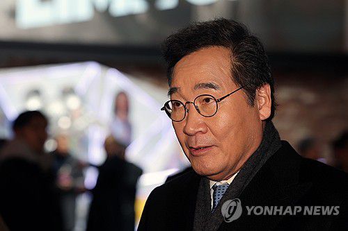 질문에 답하는 이낙연 전 대표(서울=연합뉴스) 박동주 기자 = 더불어민주당 이낙연 전 대표가 18일 서울 용산 CGV에서 열린 '길위에 김대중' 시사회에 참석, 취재진의 질문에 답하고 있다. 2023.12.18 pdj6635@yna.co.kr