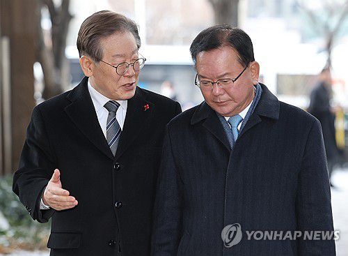 함께 들어서는 이재명·김부겸(서울=연합뉴스) 김성민 기자 = 더불어민주당 이재명 대표와 김부겸 전 국무총리가 지난 20일 오전 회동을 위해 종로구 해남2빌딩으로 들어서고 있다. 2023.12.20 ksm7976@yna.co.kr