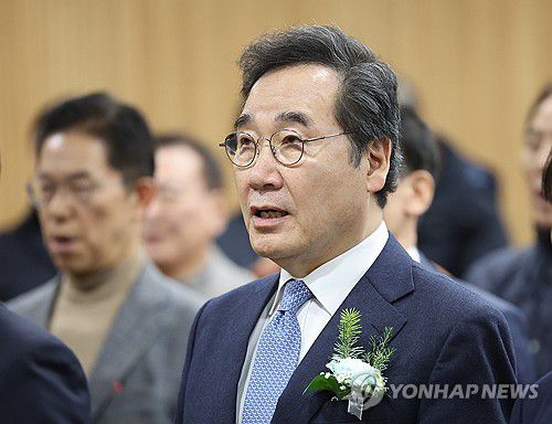 애국가 제창하는 이낙연 전 대표(서울=연합뉴스) 임화영 기자 = 이낙연 전 더불어민주당 대표가 26일 오후 서울 강북문화예술회관에서 열린 김대중재단 서울 강북지회 출범식에서 애국가 제창을 하고 있다. 2023.12.26 hwayoung7@yna.co.kr