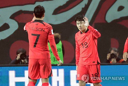 골 넣은 이강인(서울=연합뉴스) 김인철 기자 = 16일 서울 마포구 서울월드컵경기장에서 열린 2026 북중미 월드컵 아시아지역 2차 예선 C조 1차전 한국과 싱가포르의 경기. 팀 다섯번째 골을 넣은 이강인이 손흥민과 하이파이브를 하고 있다. 2023.11.16 yatoya@yna.co.kr