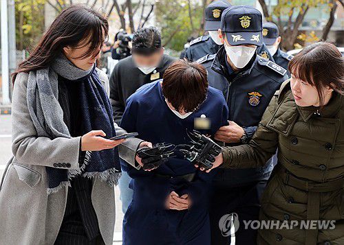 영풍제지 주가조작 일당 영장실질심사영풍제지 주가조작에 연루돼 자본시장법 위반 혐의를 받는 김모 씨 등 3명이 11월 17일 오후 서울남부지법에서 구속 전 피의자 심문(영장실질심사)을 받기 위해 출석하고 있다. [연합뉴스 자료사진]