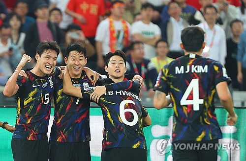 '멀티골' 손흥민, 기쁨은 팀 동료들과 함께(선전=연합뉴스) 김도훈 기자 = 21일 중국 선전 유니버시아드 스포츠센터에서 열린 2026 북중미 월드컵 아시아 2차 예선 한국과 중국의 경기. 전반 대표팀 손흥민이 헤더로 두 번째 골을 넣은 뒤 팀 동료들과 기쁨을 나누고 있다. 2023.11.21 superdoo82@yna.co.kr