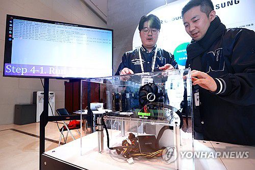 네이버클라우드와 삼성전자, AI 반도체 솔루션 협업(서울=연합뉴스) 진연수 기자 = 19일 오후 서울 서초구 더케이호테렝서 열린 2023 인공지능(AI) 반도체 미래기술 콘퍼런스에서 관계자가 네이버클라우드와 삼성전자가 협업해 개발한 AI 반도체 솔루션 설계 검증 시연을 하고 있다. 2023.12.19 jin90@yna.co.kr