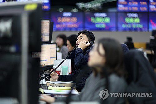 증시 ‘폐장일’(서울=연합뉴스) 윤동진 기자 = 코스피가 올해 마지막 거래일인 28일 장 초반 보합권에서 등락을 보이며 출발했다. 사진은 이날 오전 서울 중구 하나은행 딜링룸의 모습. 2023.12.28 mon@yna.co.kr