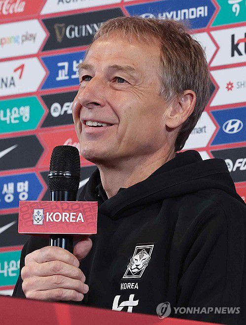 클린스만 감독, 아시안컵 명단발표 기자회견(서울=연합뉴스) 서대연 기자 = 위르겐 클린스만 축구 국가대표 감독이 28일 오전 서울 용산구 CGV 용산아이파크몰점에서 열린 2023 아시아축구연맹(AFC) 카타르 아시안컵 축구국가대표팀 최종명단 발표식에서 취재진 질문에 답하고 있다. 2023.12.28 dwise@yna.co.kr